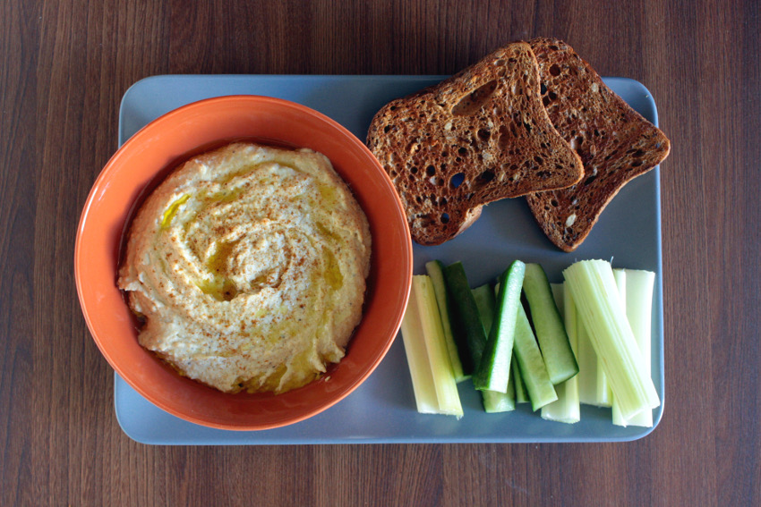 Hummus mit Gemüse-Sticks und Brot.