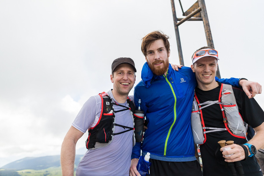 Freude am zweiten Gipfelkreuz des Tages: Tobias von SportScheck, Jaques und Patrick, die TrailSessions Gewinner. Foto: SportScheck