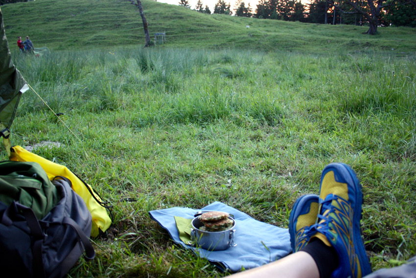 Zucchinipuffer als Abendessen auf den 5-to-9-Hike Event von The North Face und Neverstopmunich.