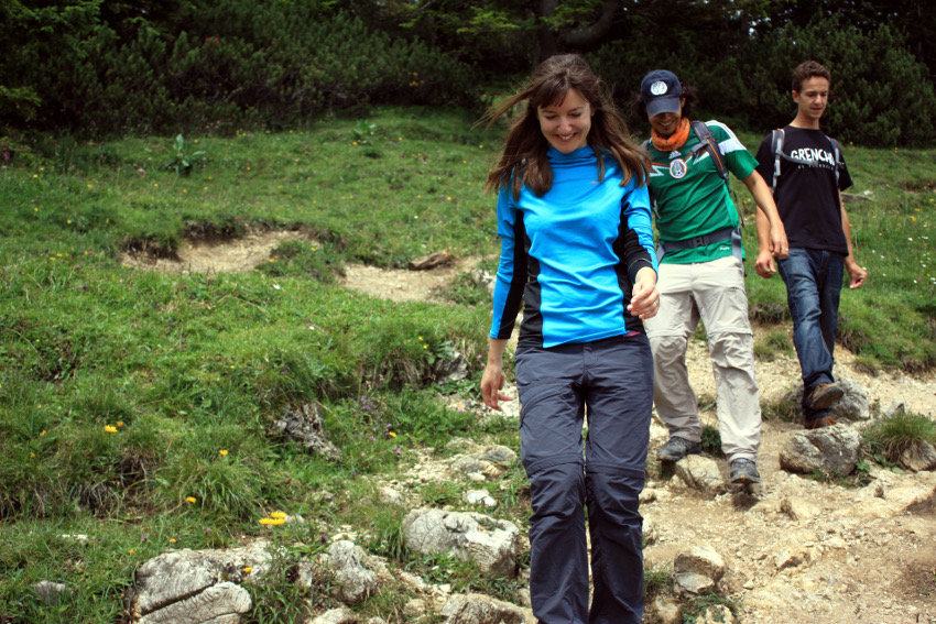 Abstieg vom Gipfel und Vorfreude auf die Einkehr auf der Jocheralm: Ewelina, Mario und Jon.