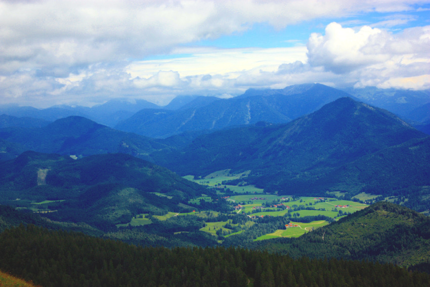 Panoramablick vom Jochberg Gipfel aus.