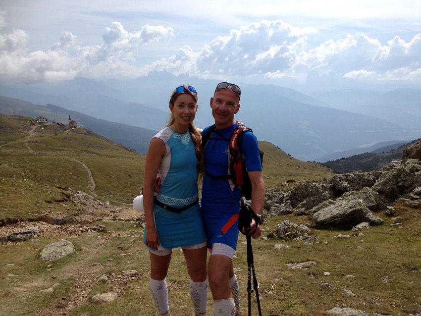 Traumhafte Trails und Höhenwege gab es auch auf der finalen Etappe. Hinter uns sind die Dolomiten.